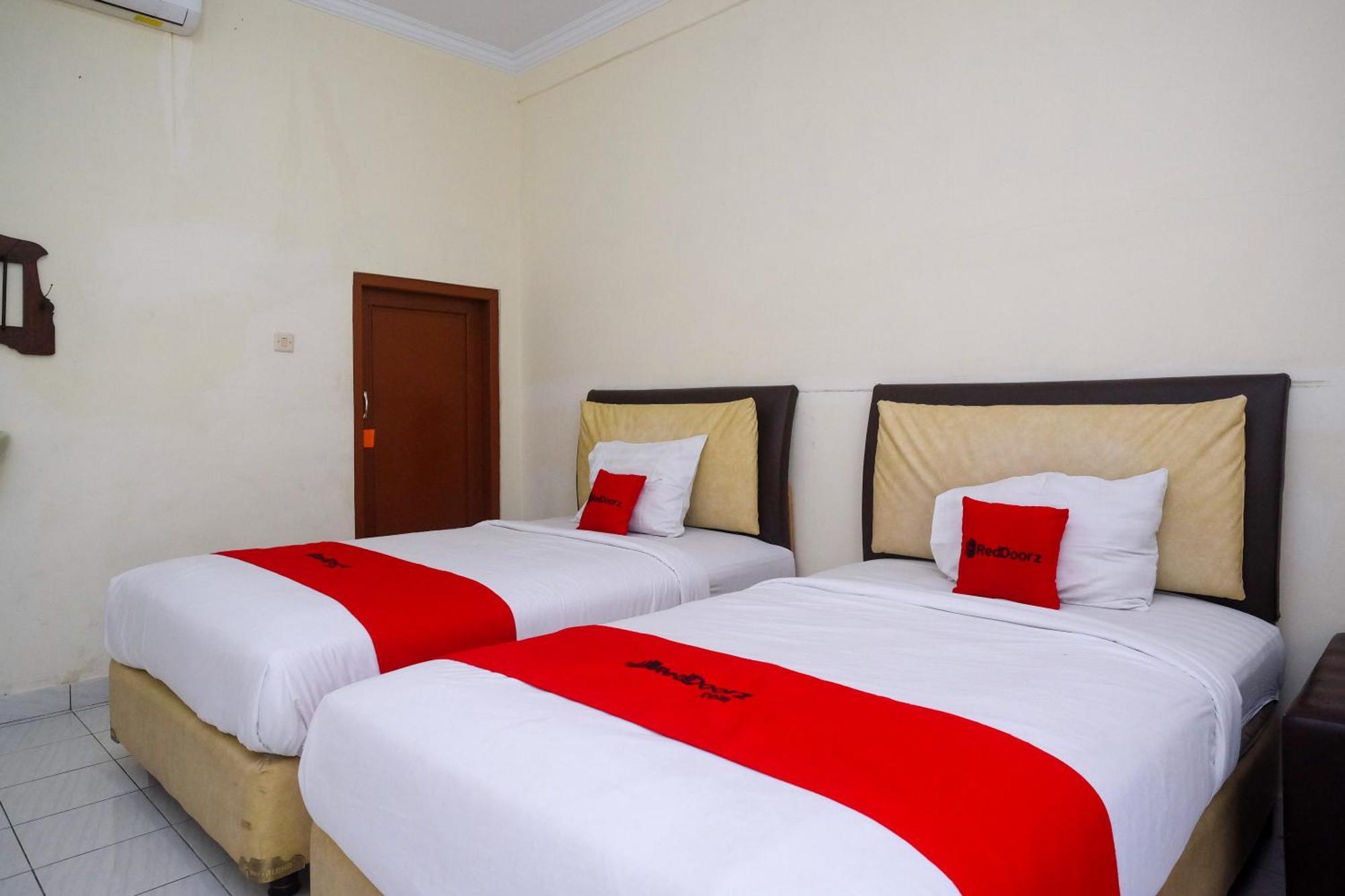 מלון Reddoorz Syariah Near Alun Alun Wonosari מראה חיצוני תמונה