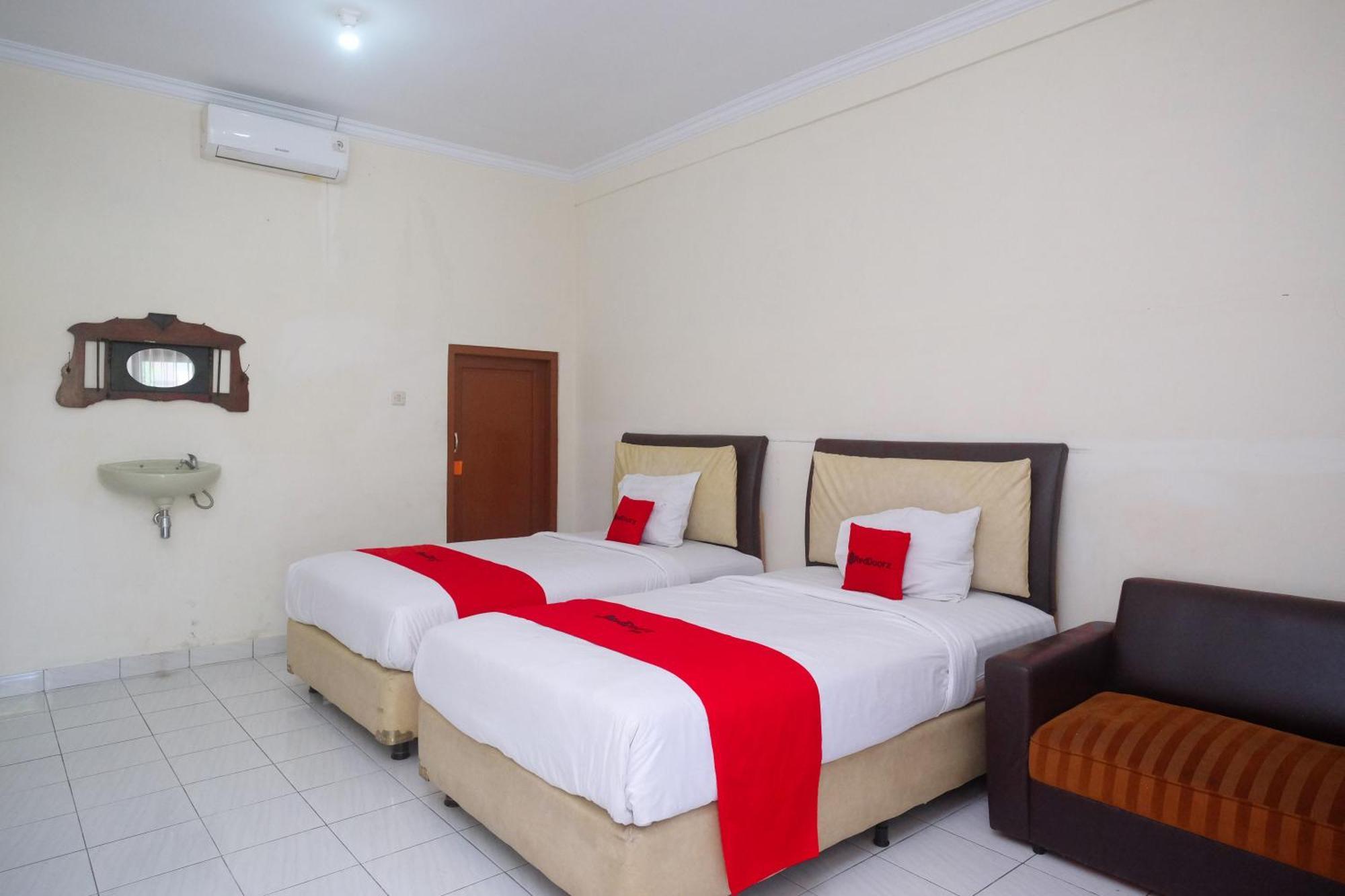 מלון Reddoorz Syariah Near Alun Alun Wonosari מראה חיצוני תמונה